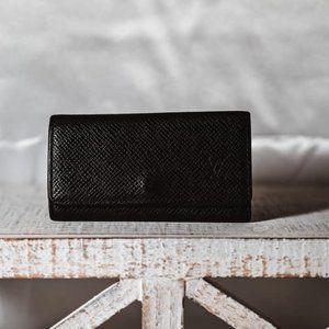 Louis Vuitton BLACK EPI KEY HOLDER Very good condition Comes with box